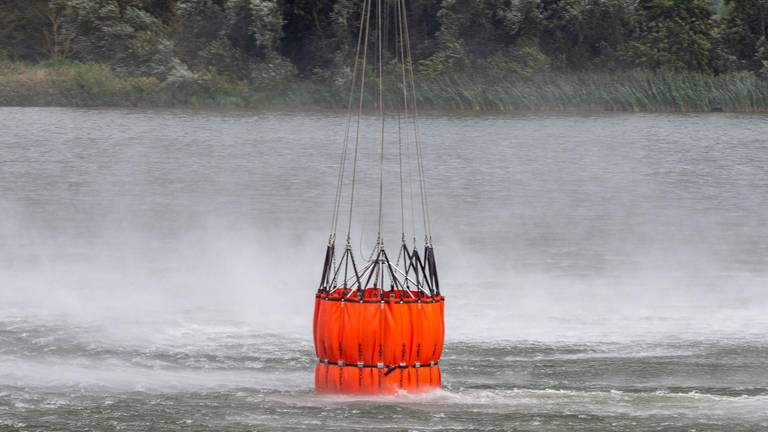 Het halen van water (foto: Defensie).