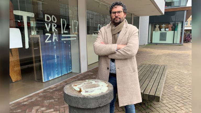 Wethouder Van Gestel is verontwaardigd over de diefstal (foto: gemeente Roosendaal).