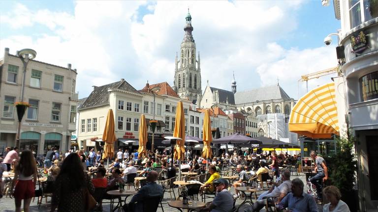 De terrassen blijven een week langer leeg (archieffoto: Henk Voermans).