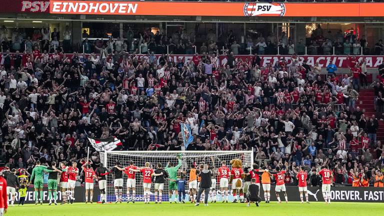 PSV-spelers vieren de overwinning op AZ met de fans (foto: ANP/Ed van de Pol). 