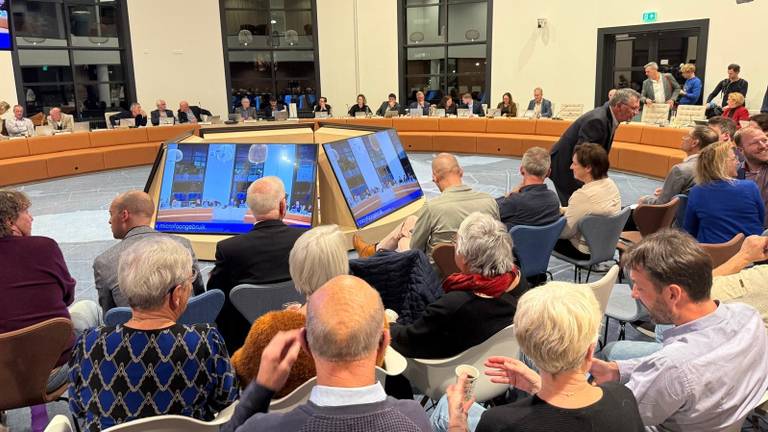 Volgestroomde raadszaal in Zevenbergen (foto: Erik Peeters)