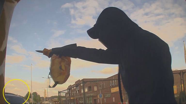 De man bedreigt het slachtoffer dat zijn hond uit de auto laat (foto: Bureau Brabant).