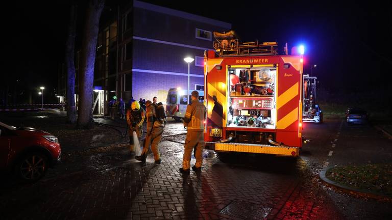 De bewoonster werd door de brandweer uit het appartement gehaald (foto: Christian Traets/Persbureau Heitink).