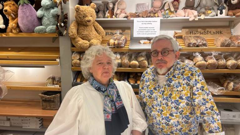 Anita en Lion achter de toonbank van hun bakkerij. (Foto: Vanessa Spaanderman)