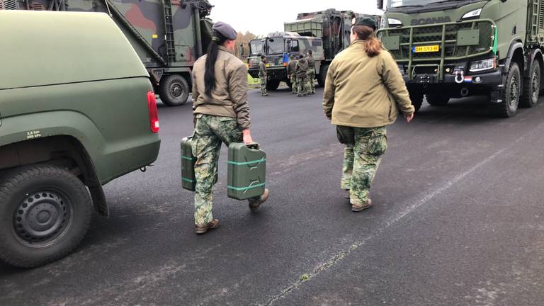 Militair sjouwt brandstof naar de wagens (foto: Willem-Jan Joachems)