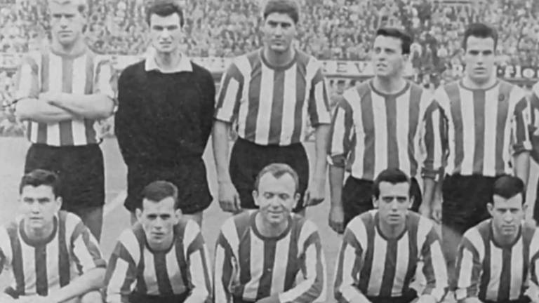 Horst Nussbaum rechts naast de keeper op 22 augustus 1965 met PSV in de Kuip