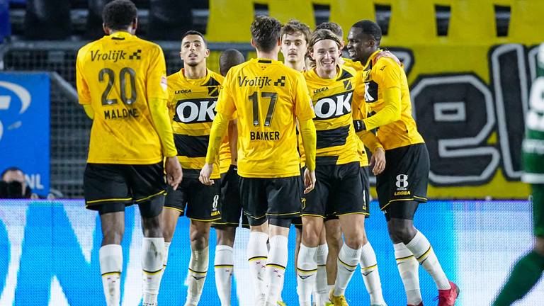 NAC-spelers vieren de winnende treffer van Kaj de Rooij (Foto: OrangePictures)