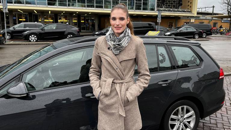 Jennifer bij haar taxi bij het station in Eindhoven (foto: Rogier van Son).