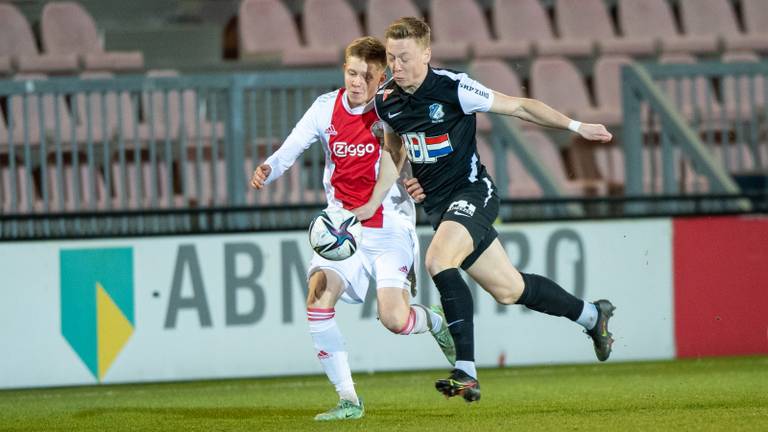 Brian de Keersmaecker in duel met Jong Ajax-speler Kristian Hlynsson (foto: Orange Pictures).