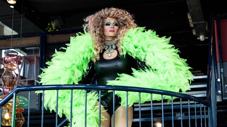 Schaarsgeklede dragqueen blijkt wethouder te zijn: ‘Heb lang getwijfeld'