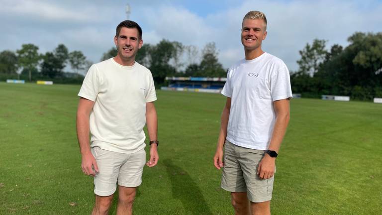 Jeroen (l) en Matthijs op het voetbalveld waar hun huizen gebouwd gaan worden. (foto: Agnes van der Straaten)