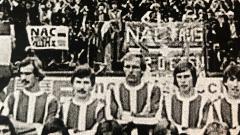 Op de elftalfoto van Willem II zijn de NAC=spandoeken goed te zien. 