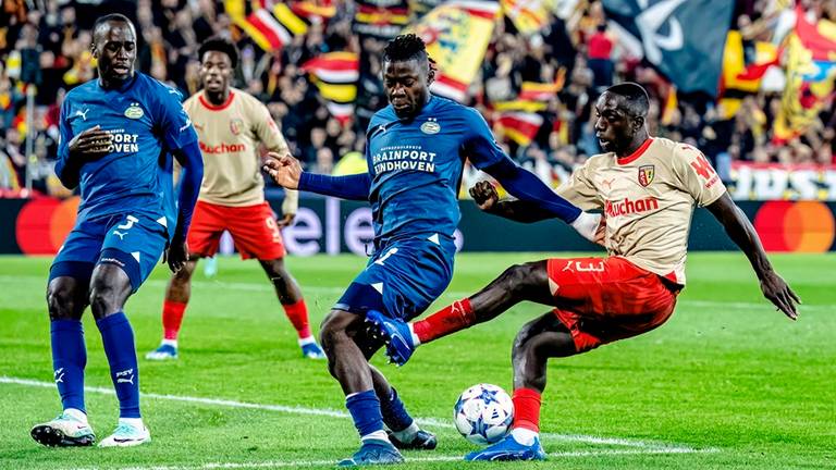 Bakayoko probeert een schot te blokkeren van een speler van Lens (Foto: Marcel van Dorst).