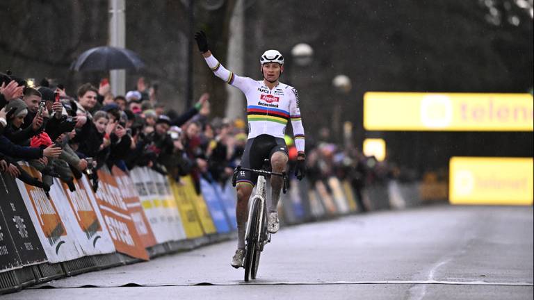 Mathieu van der Poel tijdens de wedstrijd in Mol (Foto: ANP).