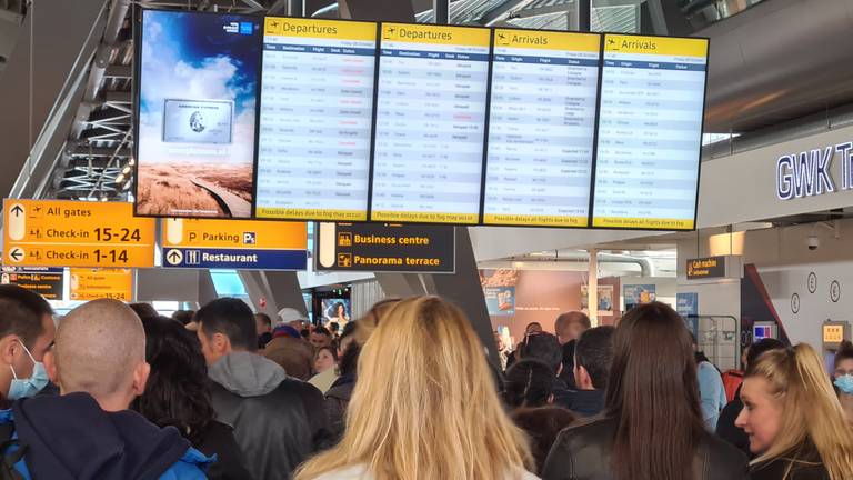 Veel reizigers in afwachting van informatie over hun vlucht (foto: Noël van Hooft).