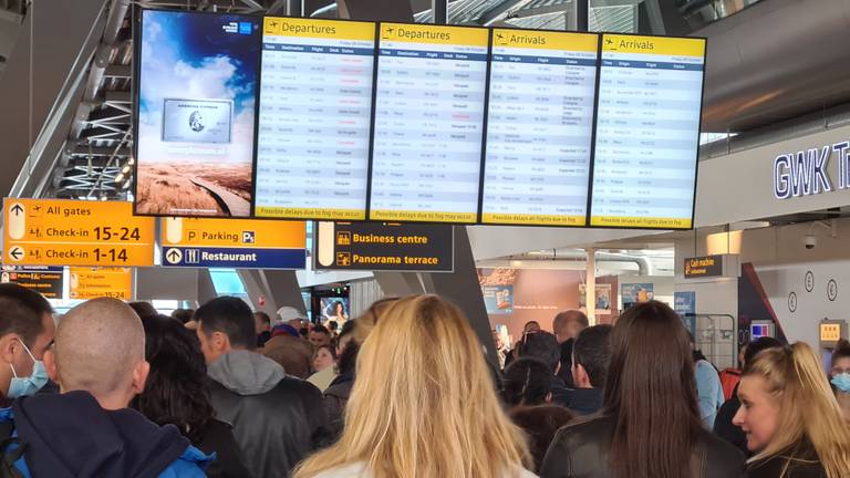 Veel reizigers in afwachting van informatie over hun vlucht (archieffoto: Noël van Hooft).