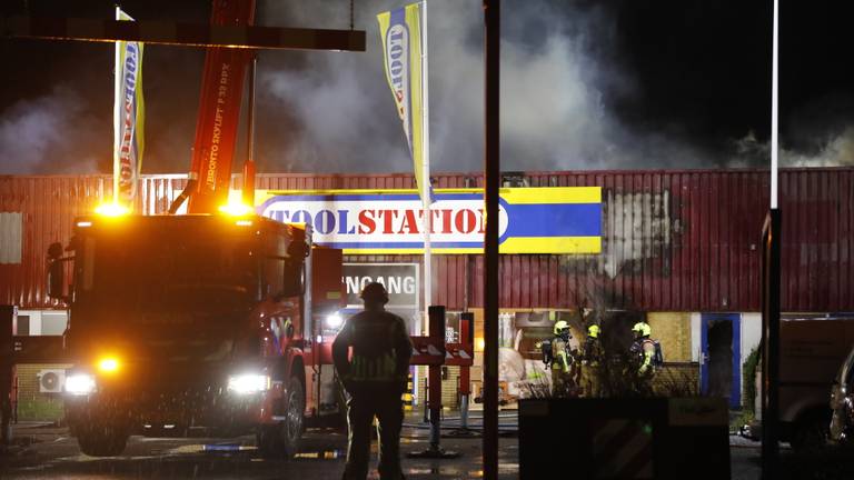 Grote brand bouwmarkt verwoest kantoor en magazijn