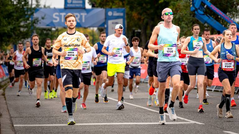 Deelnemers aan de ASML Marathon Eindhoven (foto: Marcel van Dorst, Eye4images).