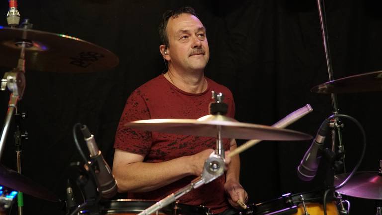 Drummer Ronny Immers van Off Limits is blij dat hij weer kan repeteren (foto: Jos Verkuijlen)