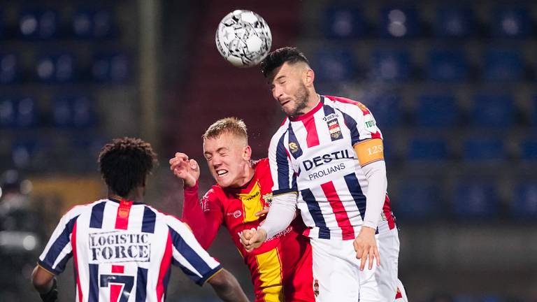 Pol Llonch wint een kopduel in de wedstrijd tegen Go Ahead Eagles (foto: Orange Pictures).