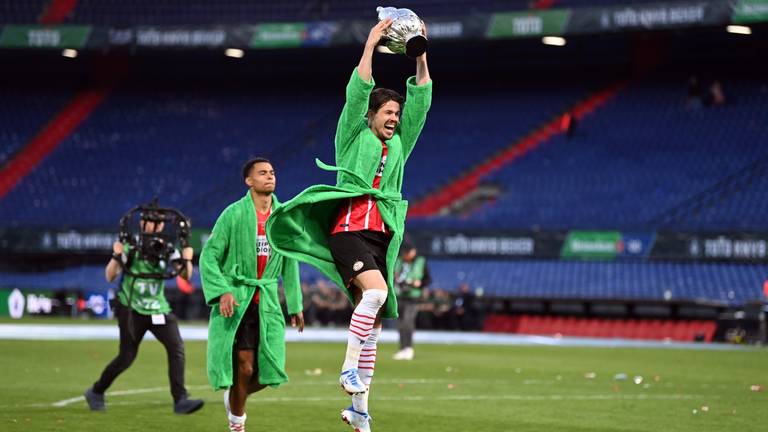 Marco van Ginkel is uitzinnig van vreugde na de bekerwinst (foto: ANP).