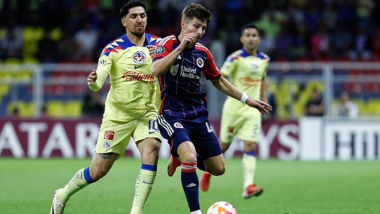 Bajraktarevic (in het blauw) in actie voor New England Revolution (foto: ANP).