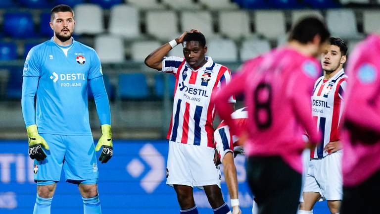 Verslagenheid bij de Willem II-spelers na één van de FC Utrecht-treffers (foto: OrangePictures).