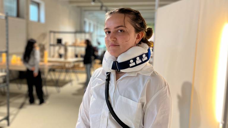 Anna met haar neksteun (foto: Rogier van Son).