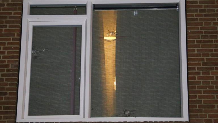 In het raam van het huis in Den Bosch zijn de kogelinslagen te zien (foto: Bart Meesters / SQ Vision).