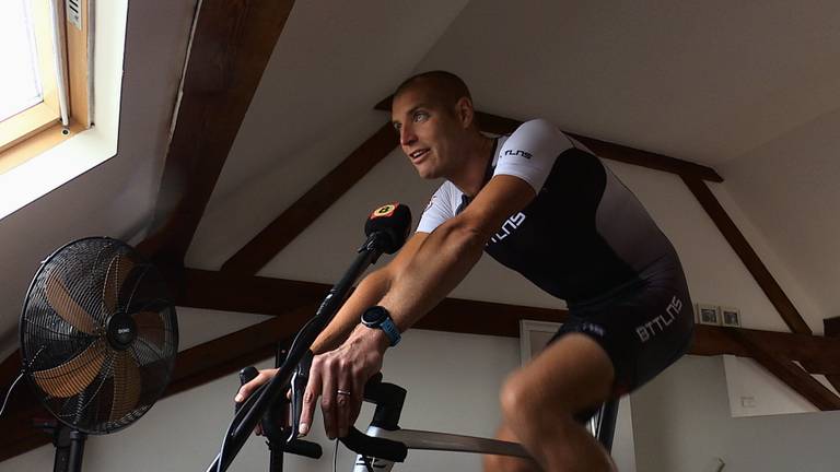 Maarten gaat thuis zwemmen, fietsen en hardlopen