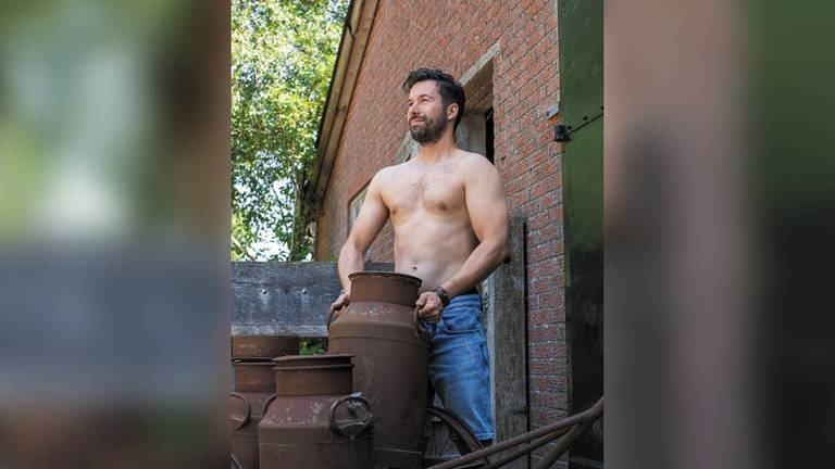 Sander uit Roosendaal schittert halfnaakt op de Boerenkalender 2022. (Foto: Agne Kuceviciute)