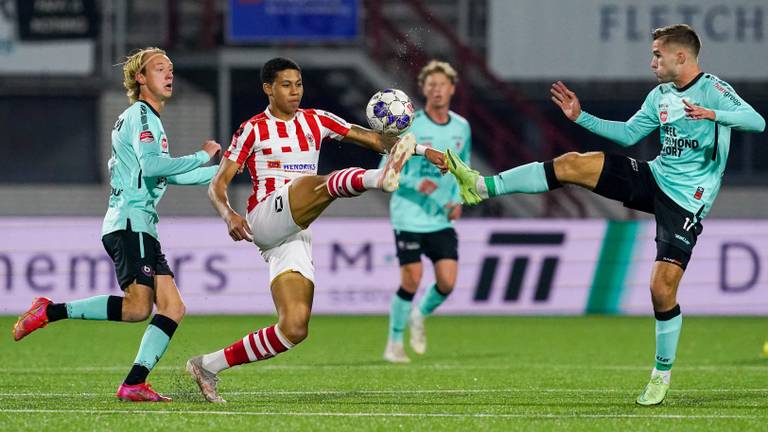 Richonell Margaret in het shirt van TOP Oss in duel  met Bryan van Hove van Helmond Sport (foto: Orange Pictures).