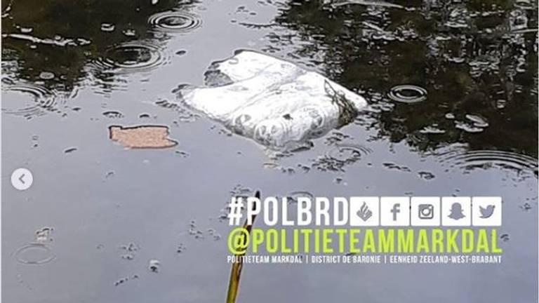 De pakketjes drugs dreven in het water (foto: Politieteam Markdal).