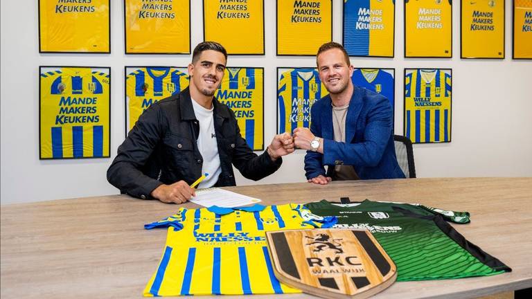 Joel Pereira (links) en algemeen directeur Frank van Mosselveld (foto: RKC Waalwijk).