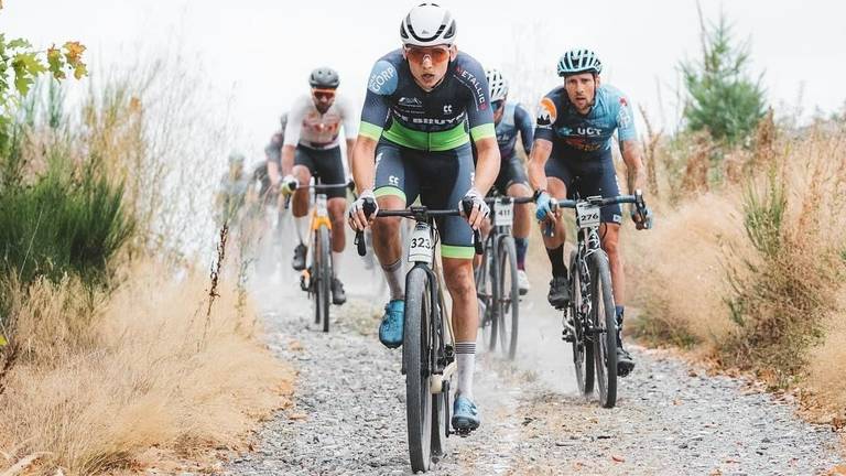 Mathijs Loman op  een gravelfiets (Foto: Sportograf.com)