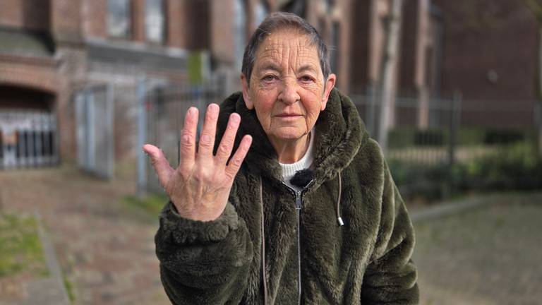 Joke Heyne (74) werd op klaarlichte dag beroofd van haar sieraden (foto: Noël van Hooft).