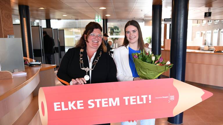 Burgemeester Marina Starmans en de net 18-jarige Simone Riemslag (foto: Jan Stads / Pix4Profs)