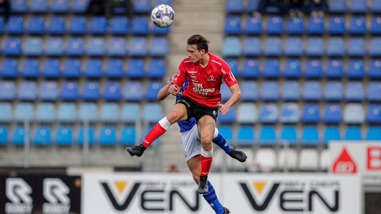 Boyd Reith (Helmond Sport) werkt de bal weg (foto: Orange Pictures).