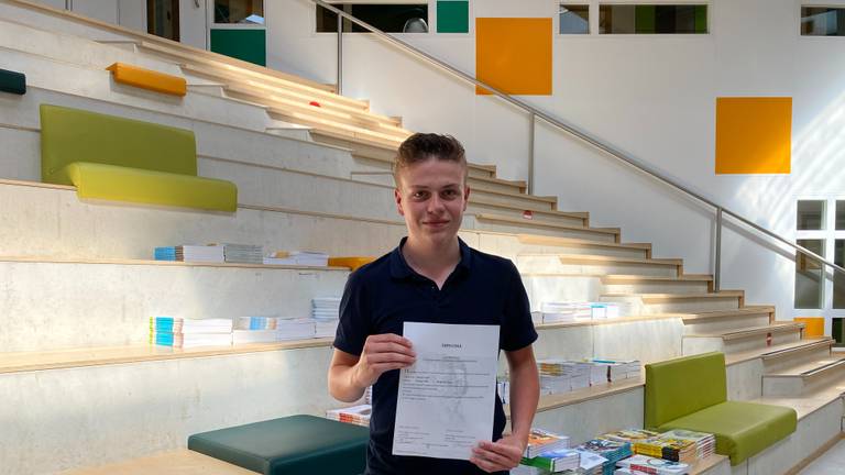Speciaal onderwijsscholier Tristan Feijtel van het Aventurijncollege laat trots zijn diploma zien.
