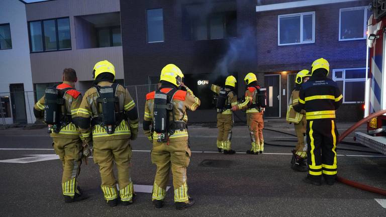 De brandweer voor het voor de zoveelste keer getroffen complex aan de Bredaseweg in Oosterhout (foto: Jeroen Stuve/SQ Vision).