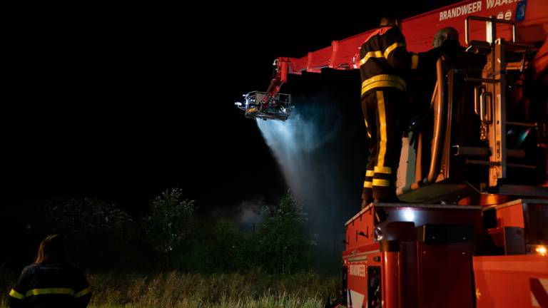 De brand bij afvalverwerker Maton in Waalwijk wordt onder meer bestreden met een hoogwerker (foto: Iwan van Dun/SQ Vision).