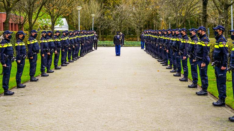 Een erehaag van vijftig agenten (foto: Dave Hendriks / SQ Vision).