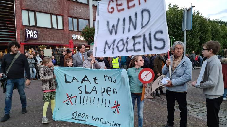 Inwoners uit Vinkel en Loosbroek protesteren tegen de komst van windmolens