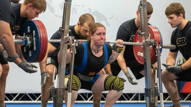 Ankie Timmers aan het squatten. (Foto: IPF)