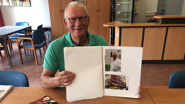 Jos van Orsouw met een plakboek over zijn tijd bij Organon (foto: Imke van de Laar).