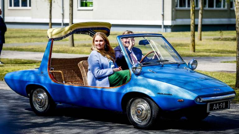 De koning reed samen met Amalia in een DAF die in de jaren '50 speciaal voor zijn oma en opa was gemaakt.