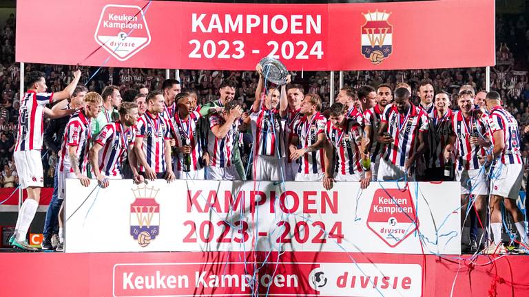 Willem II is kampioen, Freek Heerkens houdt de schaal omhoog (foto: Joris Verwijst/Orange Pictures).