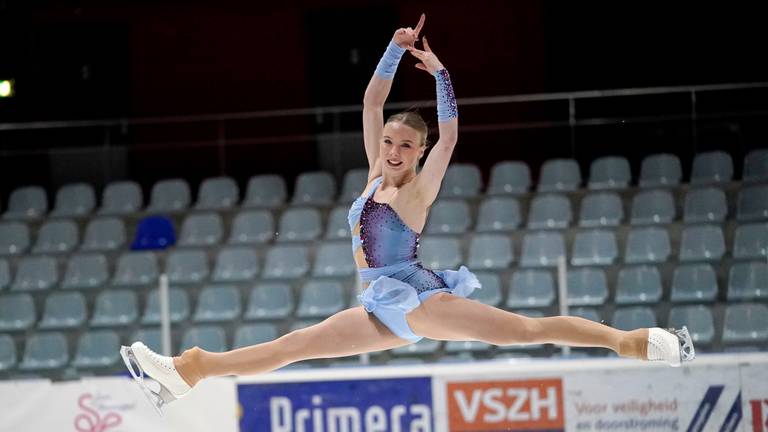 Lindsay van Zundert uit Etten-Leur mag tijdens de openingsceremonie van de Olympische Spelen in Peking de Nederlandse vlag dragen. Foto: ANP/Hollandse Hoogte/Soenar Chamid