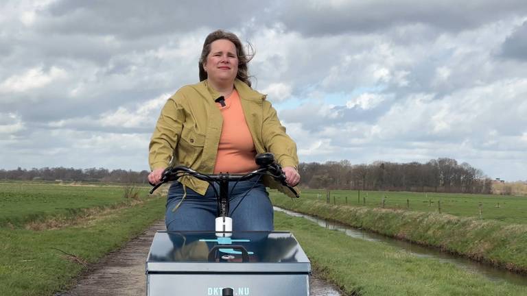 Huisarts Fleur Prinsenberg op de bakfiets (foto: Tom van den Oetelaar).