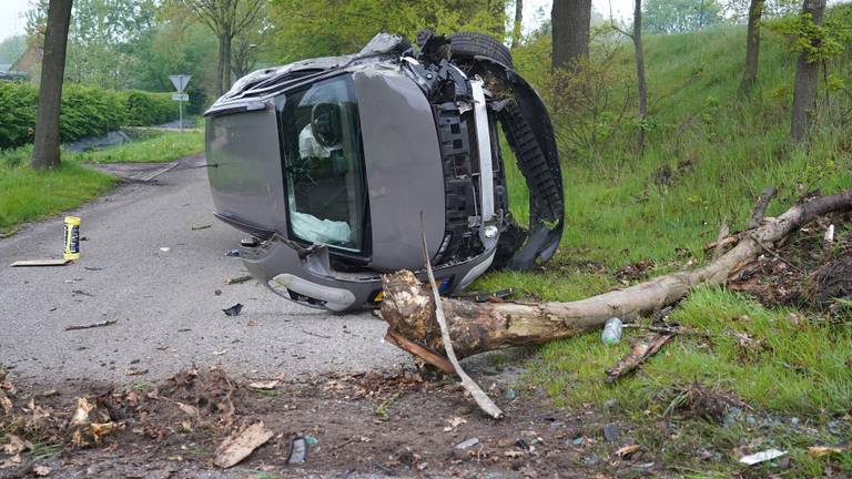Bestuurder gaat ervandoor nadat hij crasht met auto: lachgasflessen ontdekt